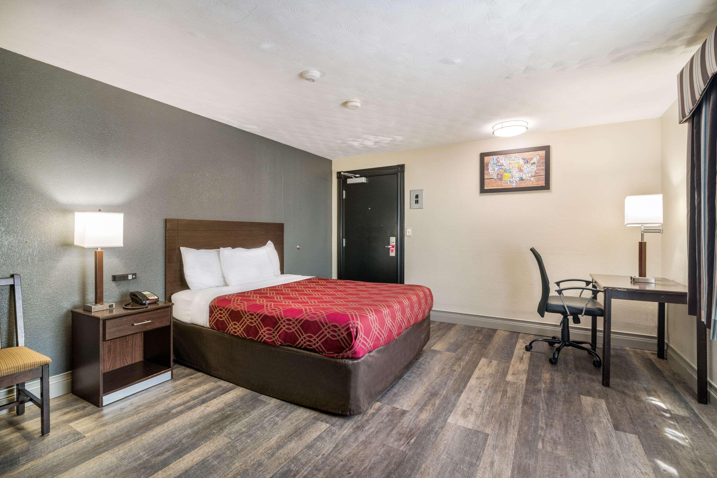 อีโคโน ลอดจ์ บอสตัน-มัลเดน Motel มอลเด็น ภายนอก รูปภาพ